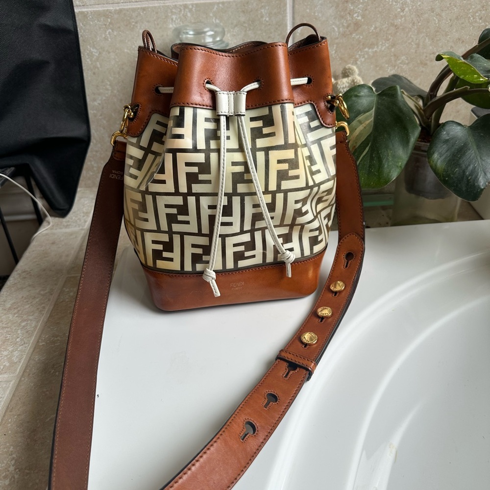 TPU FF Vitello Aura F is Fendi Grande Mon Tresor Bucket Bag White Cuoio
